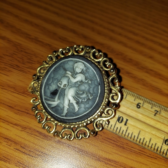 Cameo Brooch or Pendant, Boy w/ Waterpitcher, Goldtone, Unbranded. - Picture 7 of 13